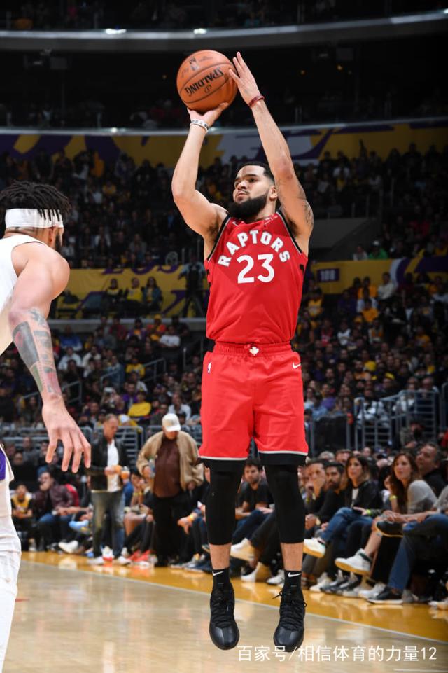 爵士逆转上海队，范弗利特高光表现