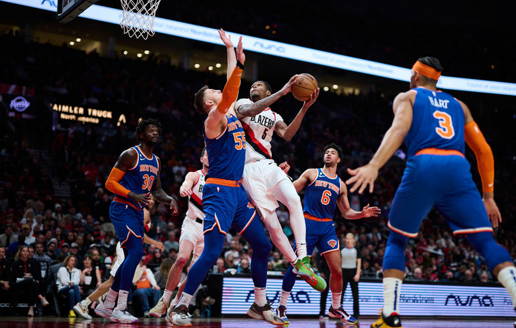 猛龙鏖战尼克斯，利拉德刷新纪录